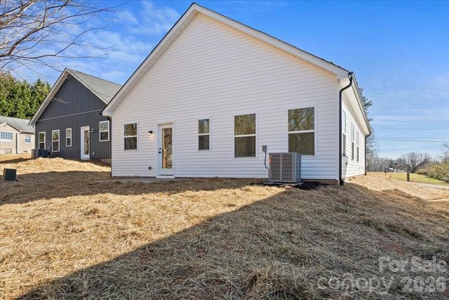 1562 7th Avenue Drive SW, Hickory, NC 28602