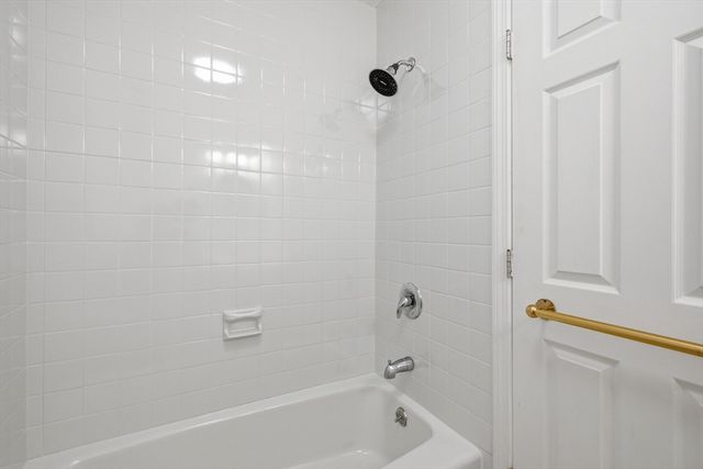 5 April Ln 33, Lexington, MA 02421