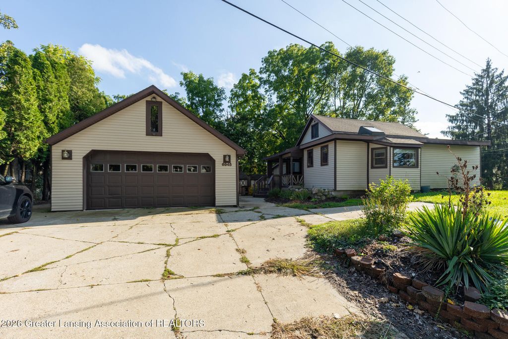 6945 Delta River Drive, Lansing, MI 48906