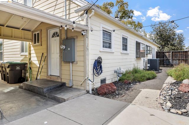 328 W Walnut St, Stockton, CA 95204