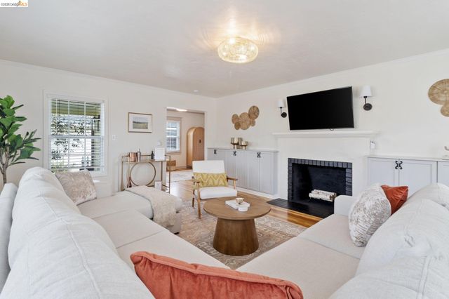 328 W Walnut St, Stockton, CA 95204