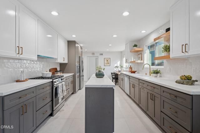 6043 Mary Ellen Avenue, Los Angeles, CA 91401