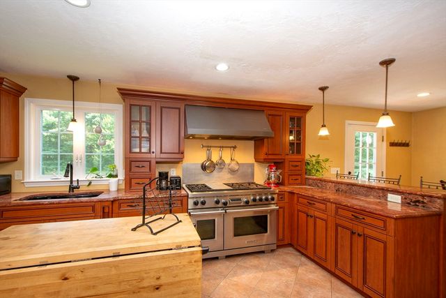 15 Hillside Lane, Bridgewater, MA 02324