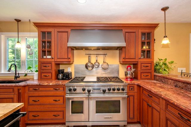 15 Hillside Lane, Bridgewater, MA 02324