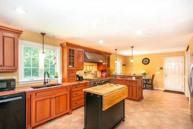 15 Hillside Lane, Bridgewater, MA 02324