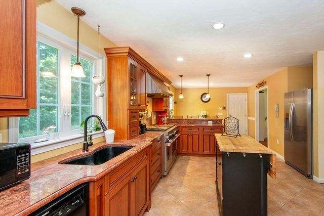 15 Hillside Lane, Bridgewater, MA 02324