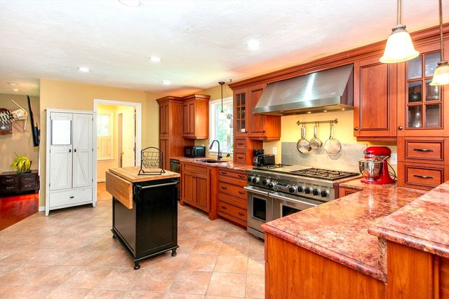 15 Hillside Lane, Bridgewater, MA 02324