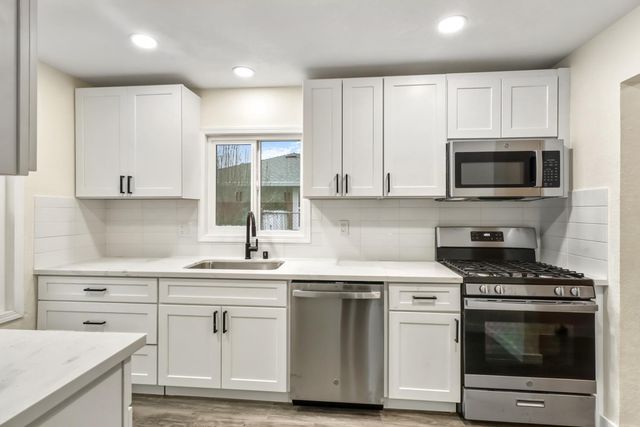 1067 Laurel Ave, Olivehurst, CA 95961