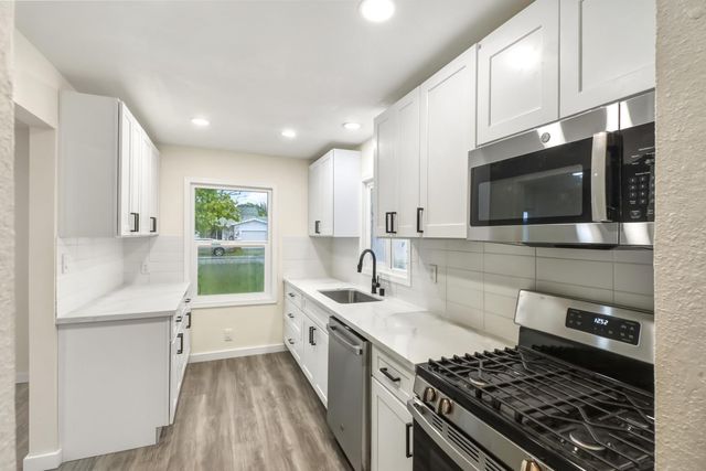 1067 Laurel Ave, Olivehurst, CA 95961