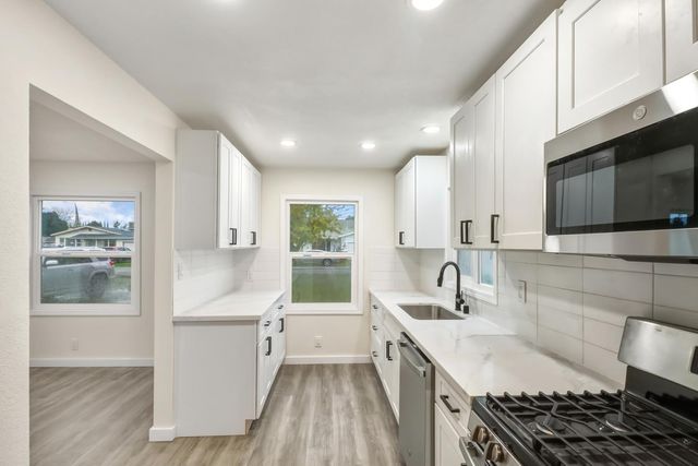 1067 Laurel Ave, Olivehurst, CA 95961