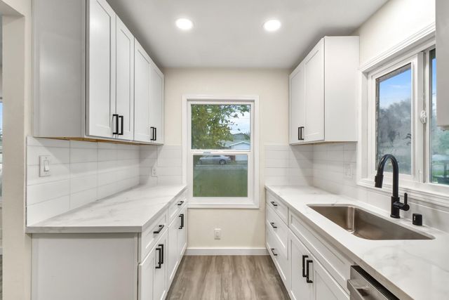 1067 Laurel Ave, Olivehurst, CA 95961