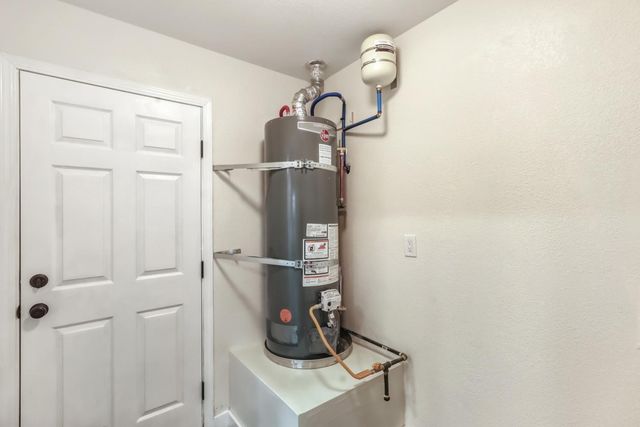 1067 Laurel Ave, Olivehurst, CA 95961