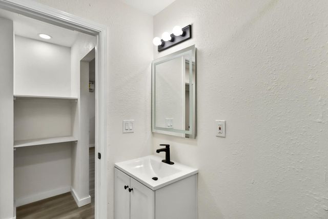 1067 Laurel Ave, Olivehurst, CA 95961