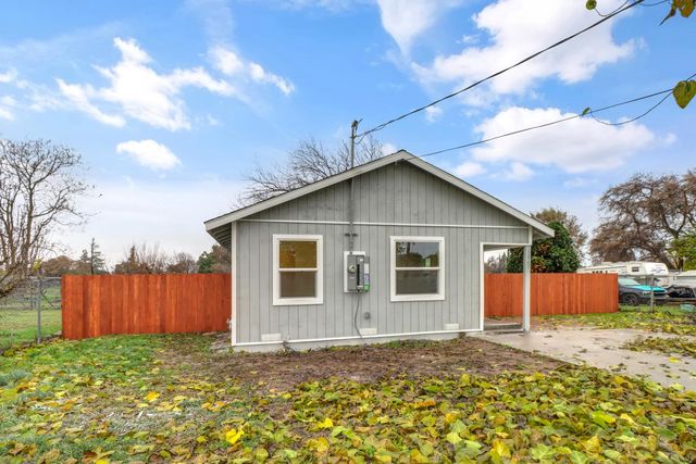 1067 Laurel Ave, Olivehurst, CA 95961