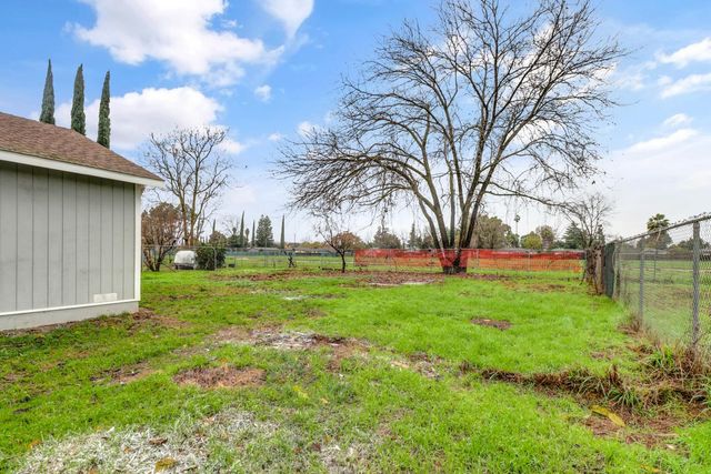 1067 Laurel Ave, Olivehurst, CA 95961