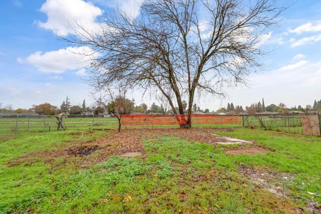 1067 Laurel Ave, Olivehurst, CA 95961