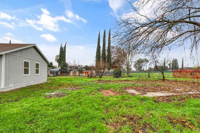 1067 Laurel Ave, Olivehurst, CA 95961