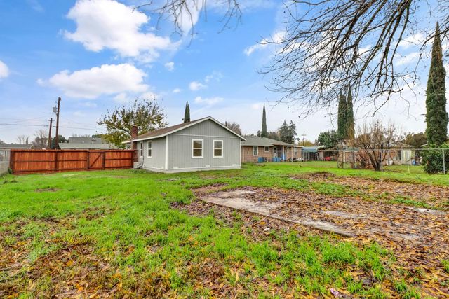 1067 Laurel Ave, Olivehurst, CA 95961