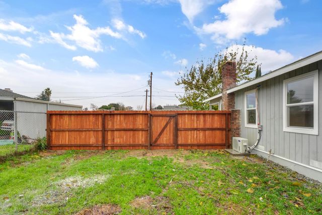 1067 Laurel Ave, Olivehurst, CA 95961