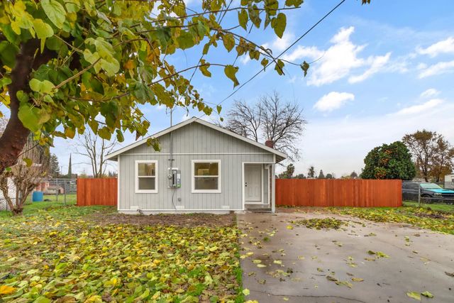 1067 Laurel Ave, Olivehurst, CA 95961