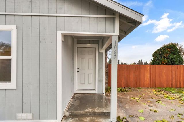 1067 Laurel Ave, Olivehurst, CA 95961
