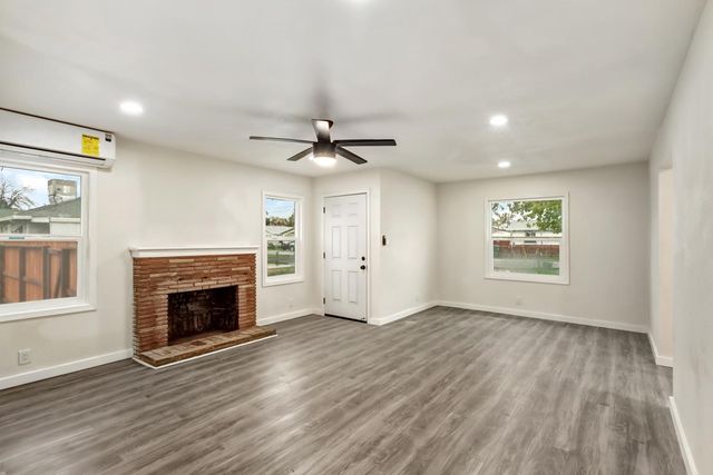 1067 Laurel Ave, Olivehurst, CA 95961