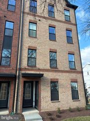 4841 BAUHAUS SQ, Chantilly, VA 20151