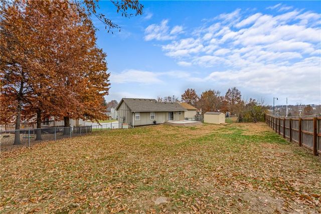 626 SE Fox Run Court, Blue Springs, MO 64014