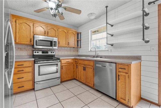 626 SE Fox Run Court, Blue Springs, MO 64014