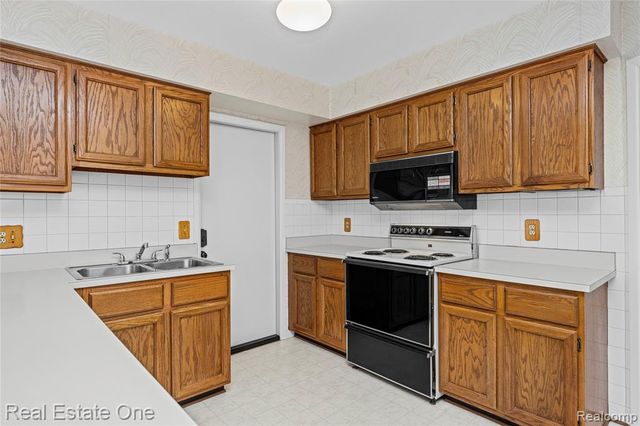 20640 Palm Meadow Drive, Clinton Township, MI 48036
