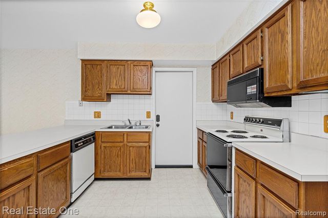 20640 Palm Meadow Drive, Clinton Township, MI 48036