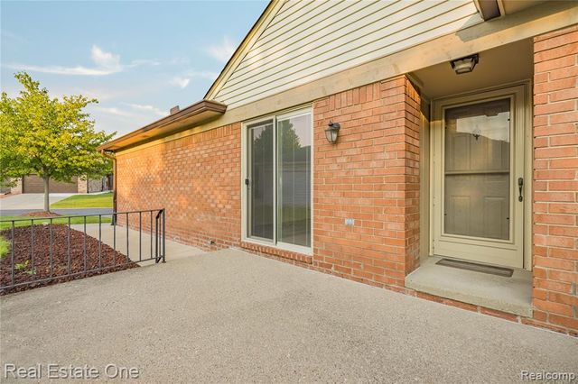 20640 Palm Meadow Drive, Clinton Township, MI 48036