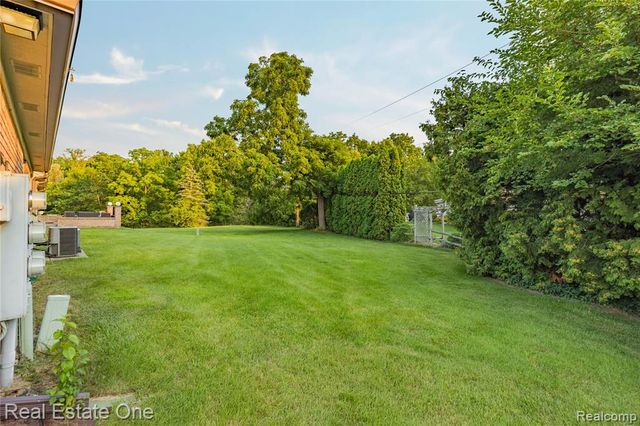 20640 Palm Meadow Drive, Clinton Township, MI 48036