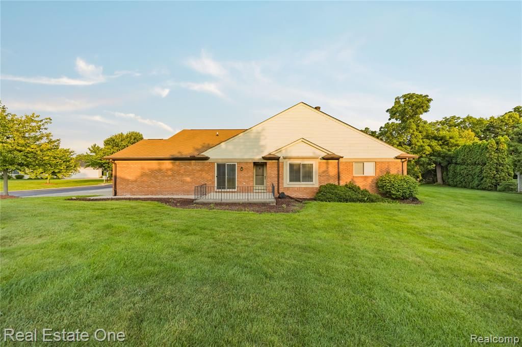 20640 Palm Meadow Drive, Clinton Township, MI 48036
