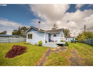 532 10th St, Port Orford, OR 97465