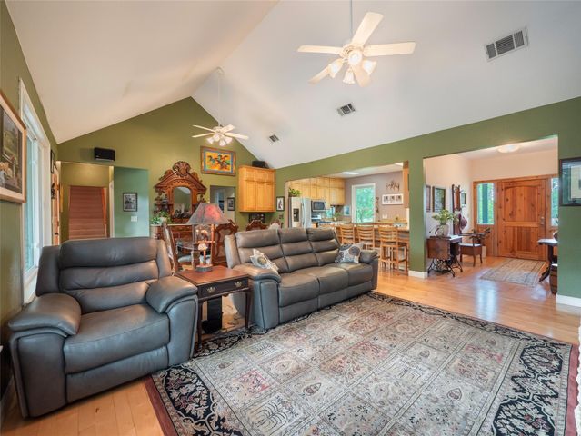 13511 Carpenter LN, Manchaca, TX 78652