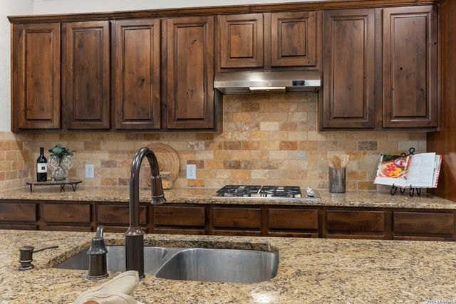 3519 CREST NOCHE DR, San Antonio, TX 78261