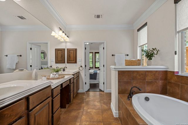 3519 CREST NOCHE DR, San Antonio, TX 78261