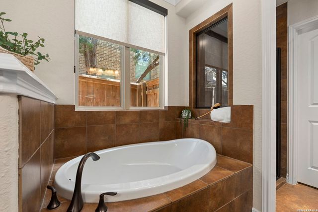 3519 CREST NOCHE DR, San Antonio, TX 78261