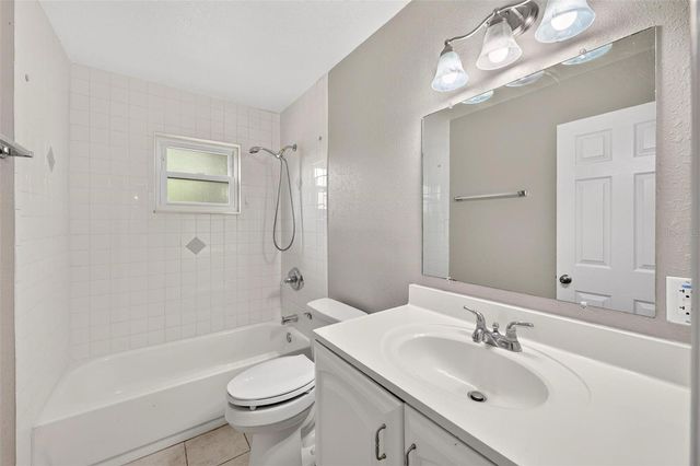 610 W MAUD STREET, Tavares, FL 32778