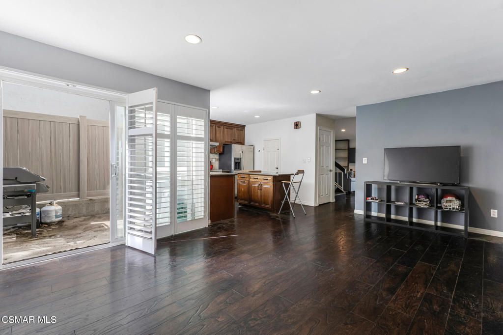 Image 11 of property listing at 22340 Germain Street 3, Chatsworth, CA 91311