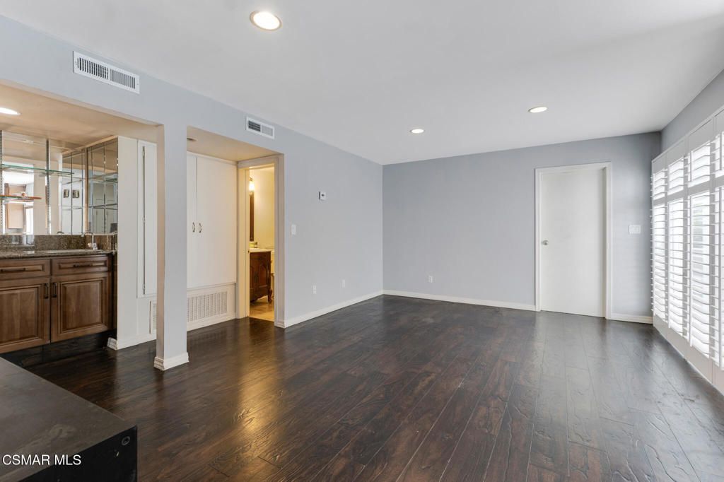 Image 12 of property listing at 22340 Germain Street 3, Chatsworth, CA 91311