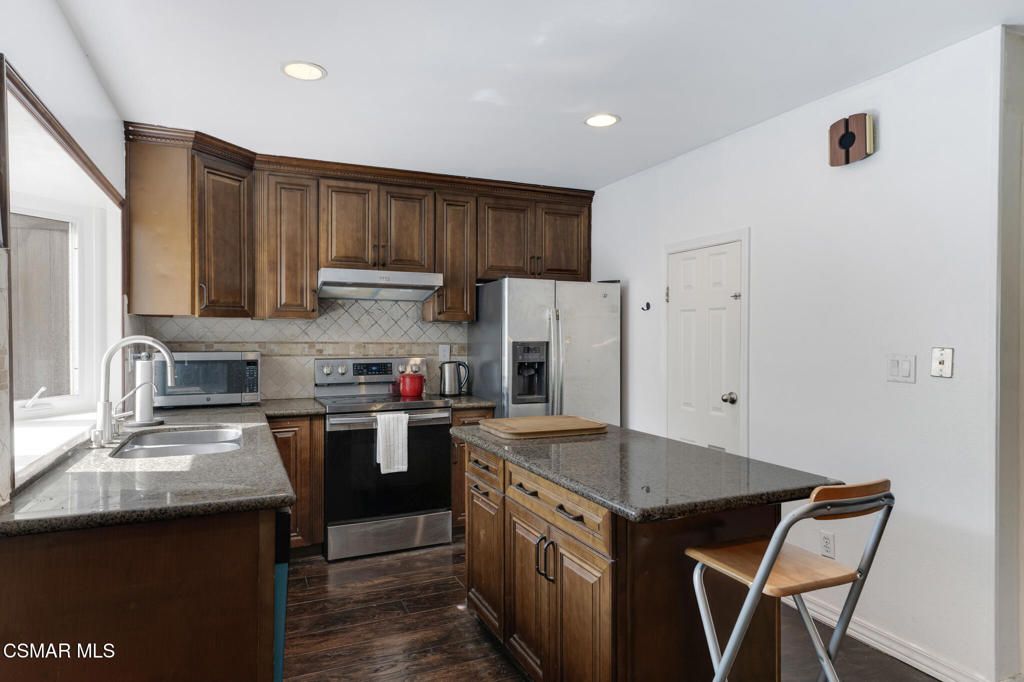 Image 7 of property listing at 22340 Germain Street 3, Chatsworth, CA 91311