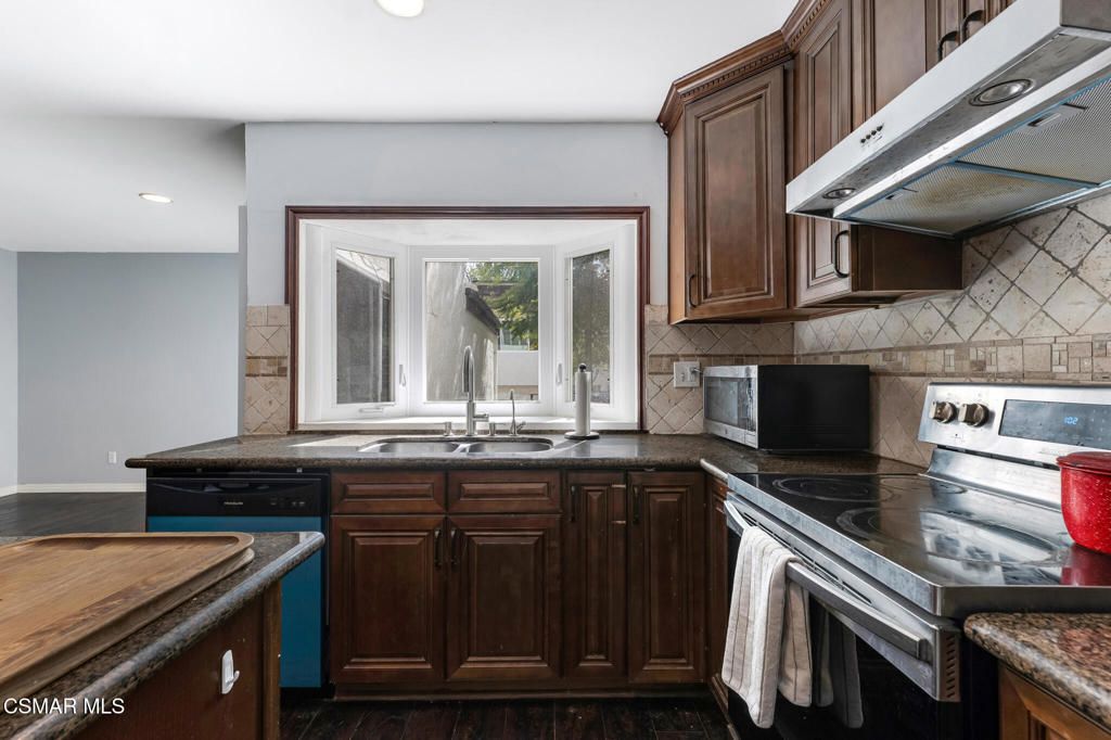 Image 8 of property listing at 22340 Germain Street 3, Chatsworth, CA 91311