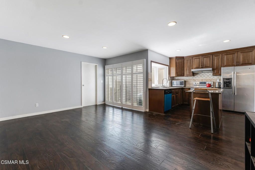 Image 9 of property listing at 22340 Germain Street 3, Chatsworth, CA 91311