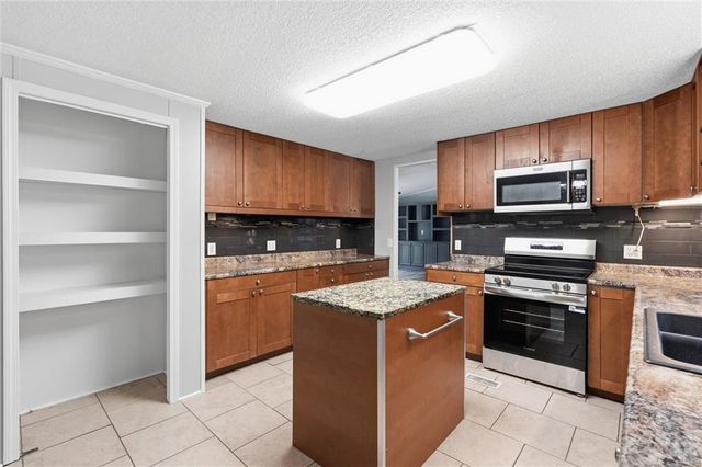 911 N 141st Street, Bonner Springs, KS 66012