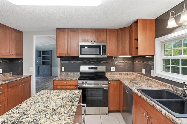 911 N 141st Street, Bonner Springs, KS 66012