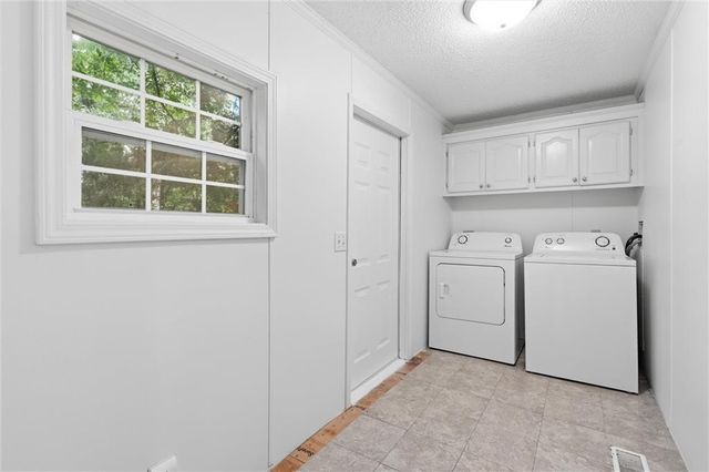 911 N 141st Street, Bonner Springs, KS 66012