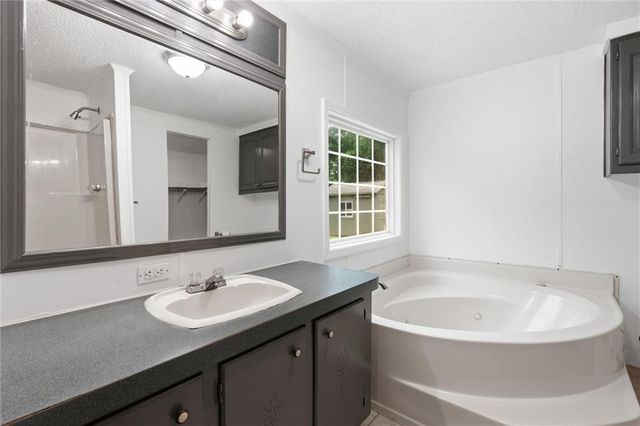 911 N 141st Street, Bonner Springs, KS 66012