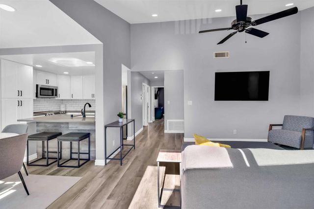 7780 Parkway Dr 104, La Mesa, CA 91942